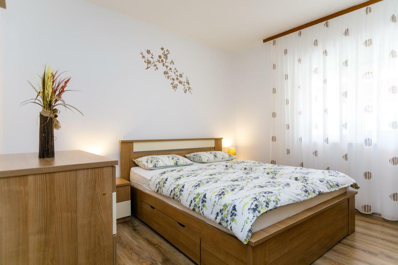 Holiday House Snjezana クルク エクステリア 写真